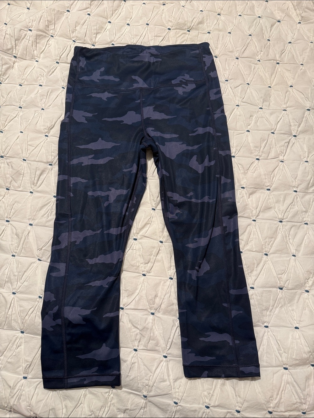 Like new!!! Athleta Blue Camo Capri Leggings
Ultimate Stash Pocket M